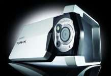 Casio представила фотокамеру TRYX з поворачивающимся корпусом