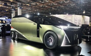 Lexus LS stał się szalonym sześciokołowym minivanem, który może konkurować z Bentaygą