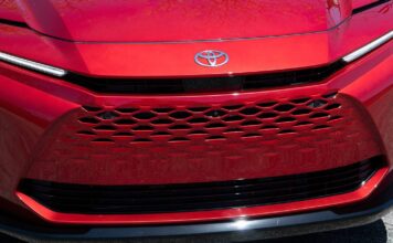 Більш ніж просто шильдик: як Toyota Crown Signia кидає виклик іконам розкоші