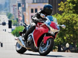 Honda отказалась от своего лучшего V4. Зачем возвращать его?